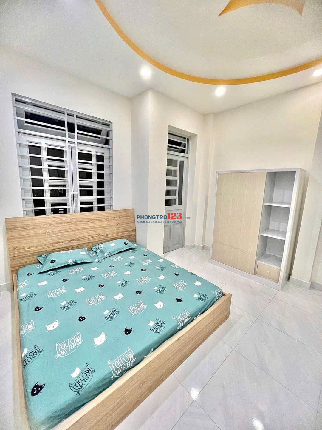 Phòng có ban công gần chợ Hoàng Hoa Thám, quận Tân Bình