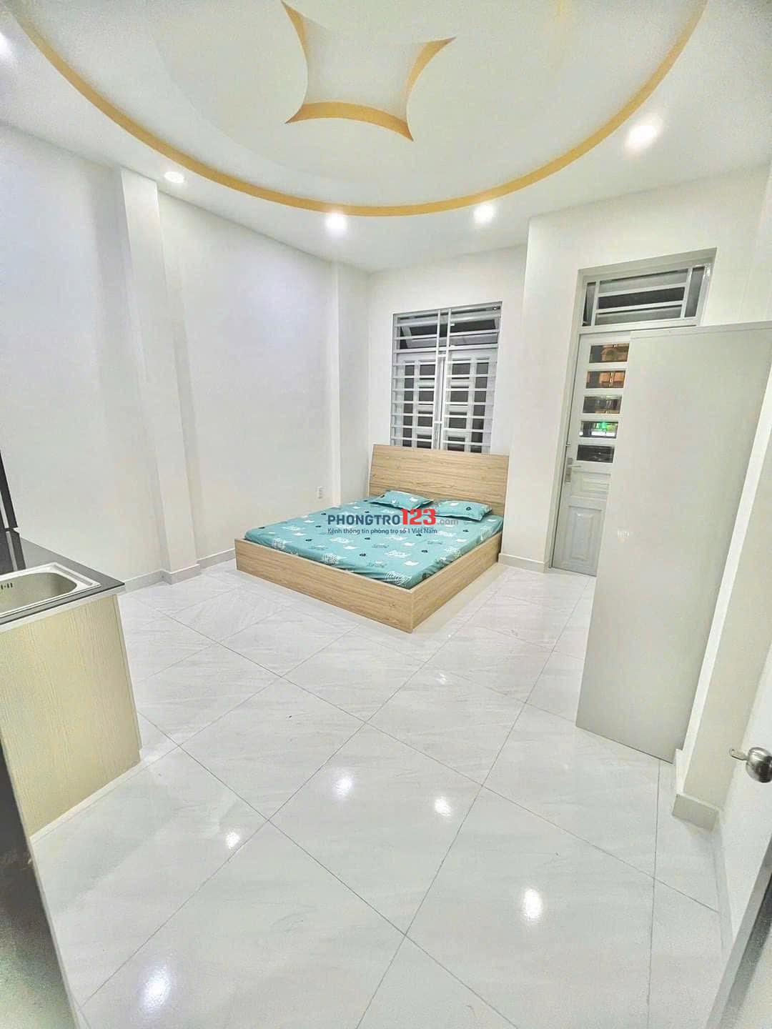 Phòng có ban công gần chợ Hoàng Hoa Thám, quận Tân Bình