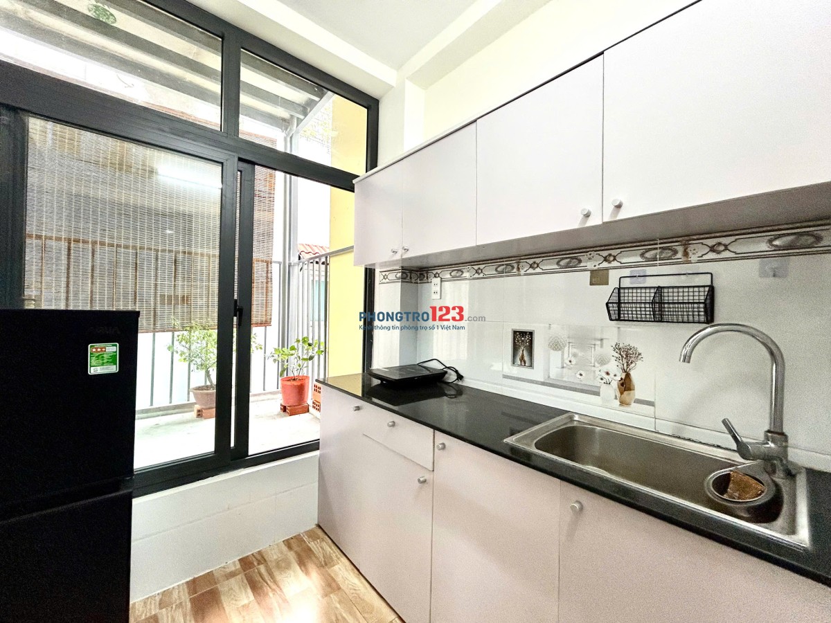 Cho Thuê Căn Hộ Mới Keng - Tách Bếp - Ban Công - Thang Máy - Máy Giặt Riêng - Gần ĐH Hutech - UEF