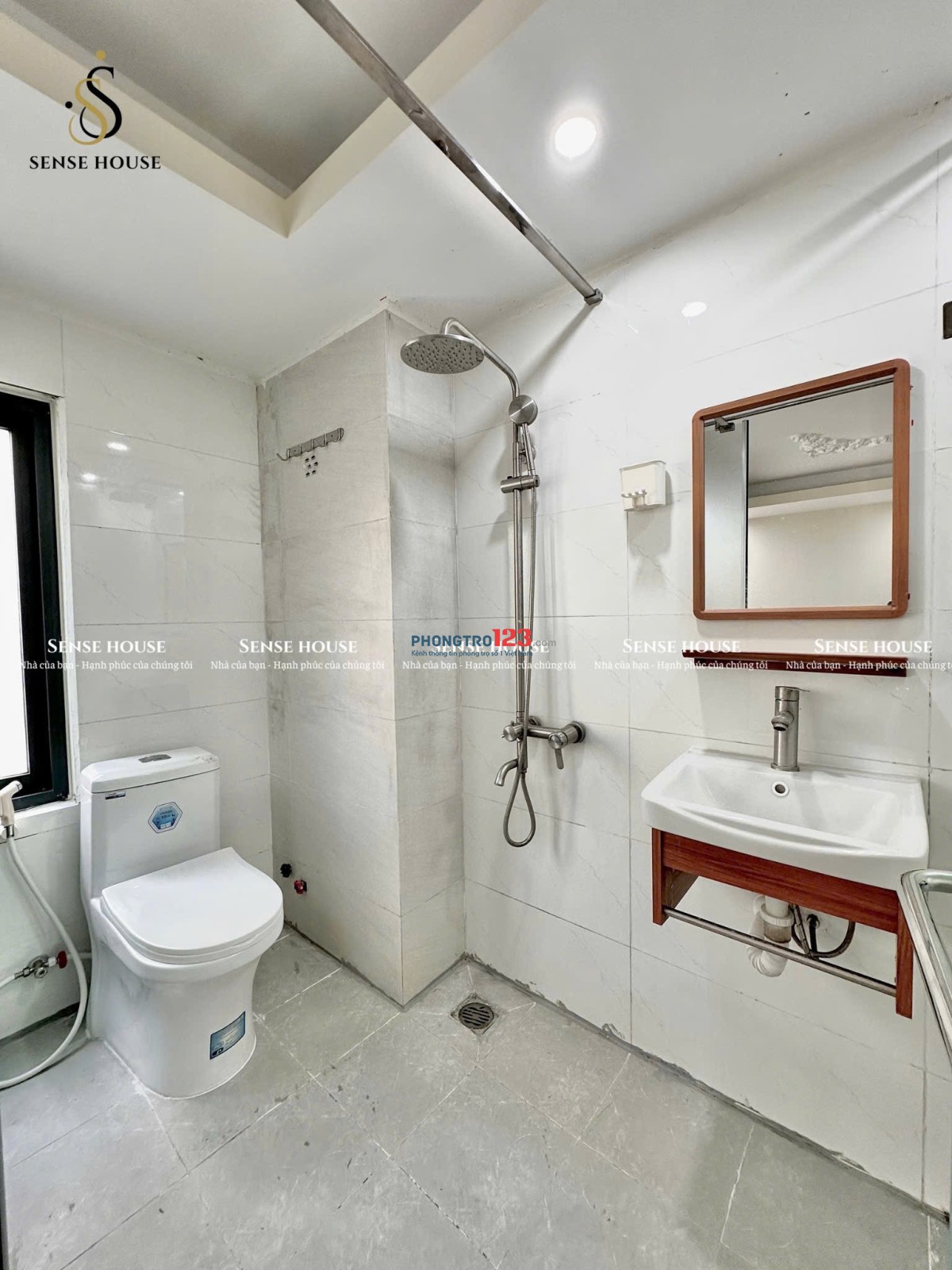 CHO THUÊ PHÒNG TRỌ QUẬN 10, BAN CÔNG RỘNG, FULL NỘI THẤT GẦN ĐH KINH TẾ UEH, HUFLIT