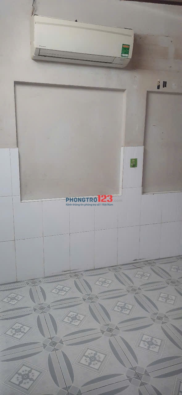 CHÍNH CHỦ - Phòng sạch sẽ, máy lạnh, ban công, đường đi riêng, toilet riêng