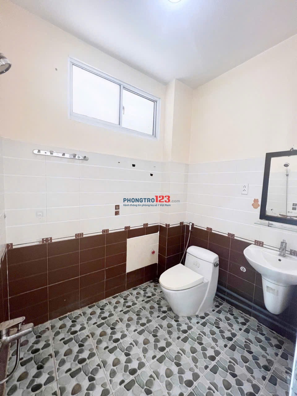 CHO THUÊ PHÒNG TRỌ - Trong Chợ Thạch Đà 20m. CỬA SỔ LỚN + RỘNG 35M2
