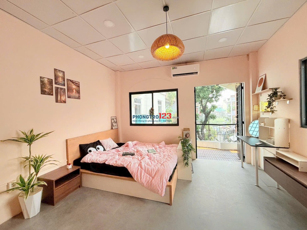 Căn hộ Mới Khai Trương gần Ngay Ngã Tư Hàng Xanh, chợ Bà Chiểu có Ban công, full nội thất