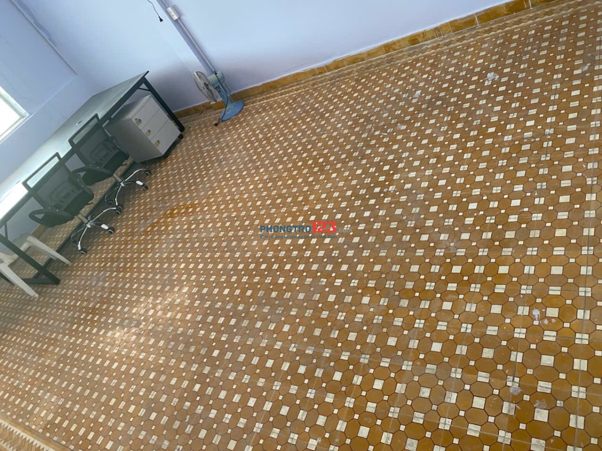 Cho thuê phòng rộng 40m2 có ban công view công viên hồ bơi, sát công viên phú nhuận