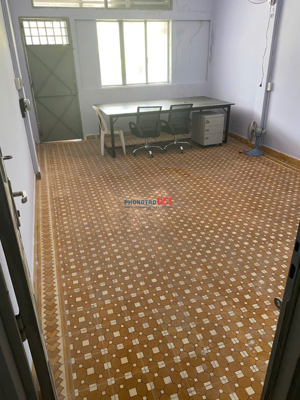 Cho thuê phòng rộng 40m2 có ban công view công viên hồ bơi, sát công viên phú nhuận