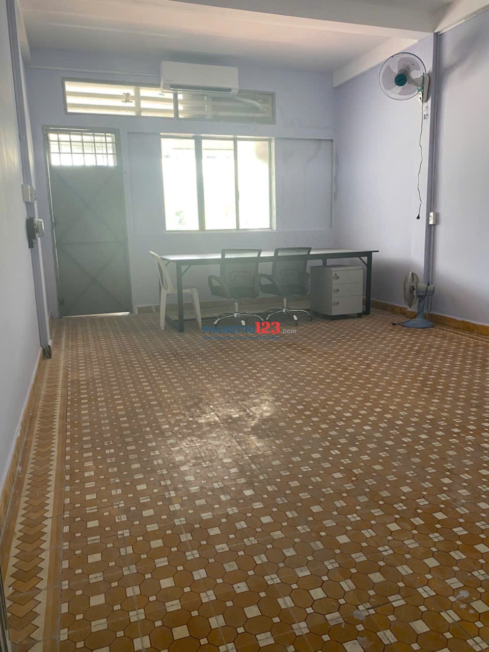 Cho thuê phòng rộng 40m2 có ban công view công viên hồ bơi, sát công viên phú nhuận