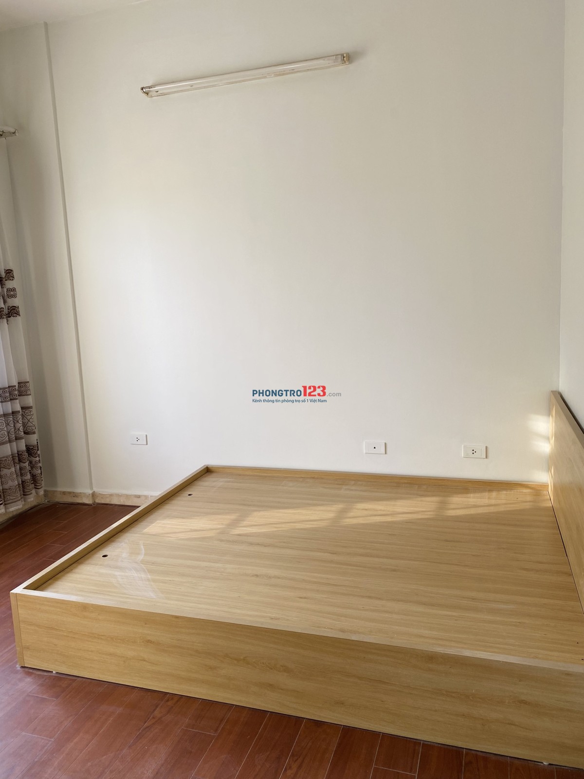 Cần cho thuê căn 404 CT5A KĐT Mễ Trì Hạ 2 Ngủ1 P khách, 1 Bếp, 1 VS đủ đồ, vừa sơn sửa lại sạch đẹp