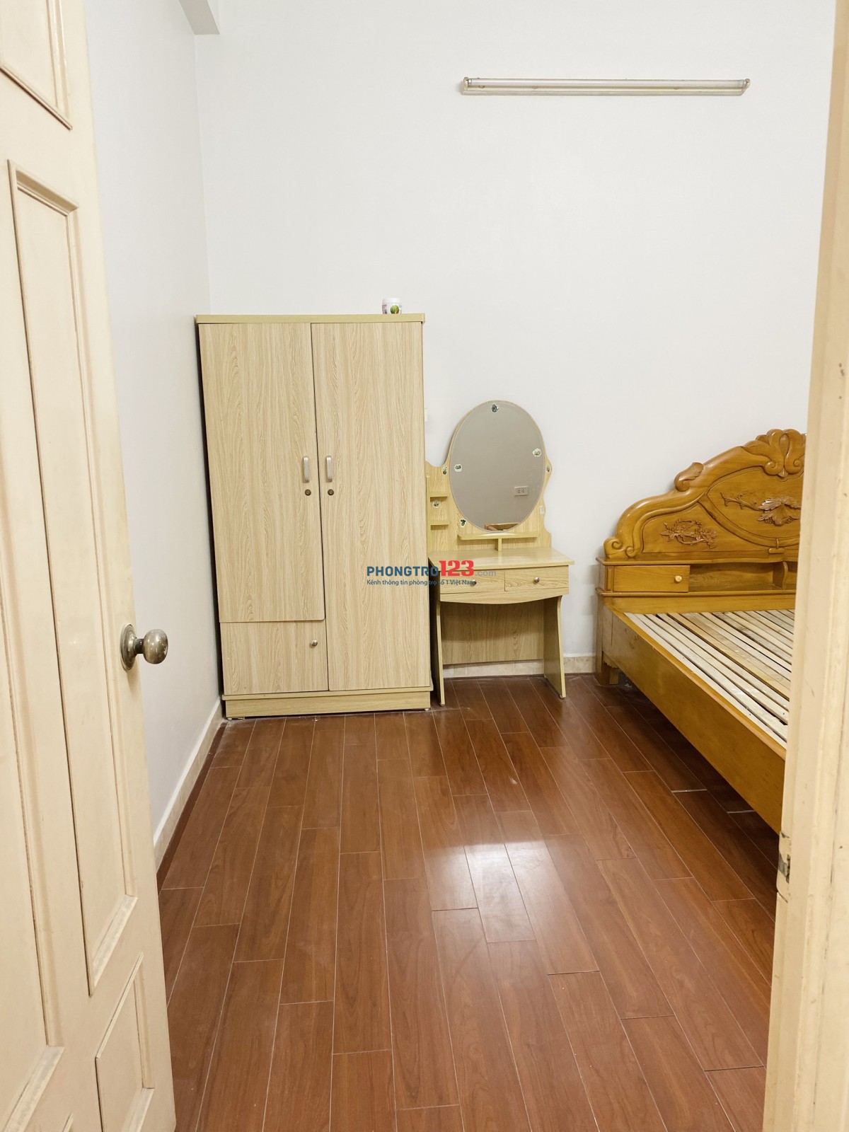 Cần cho thuê căn 404 CT5A KĐT Mễ Trì Hạ 2 Ngủ1 P khách, 1 Bếp, 1 VS đủ đồ, vừa sơn sửa lại sạch đẹp