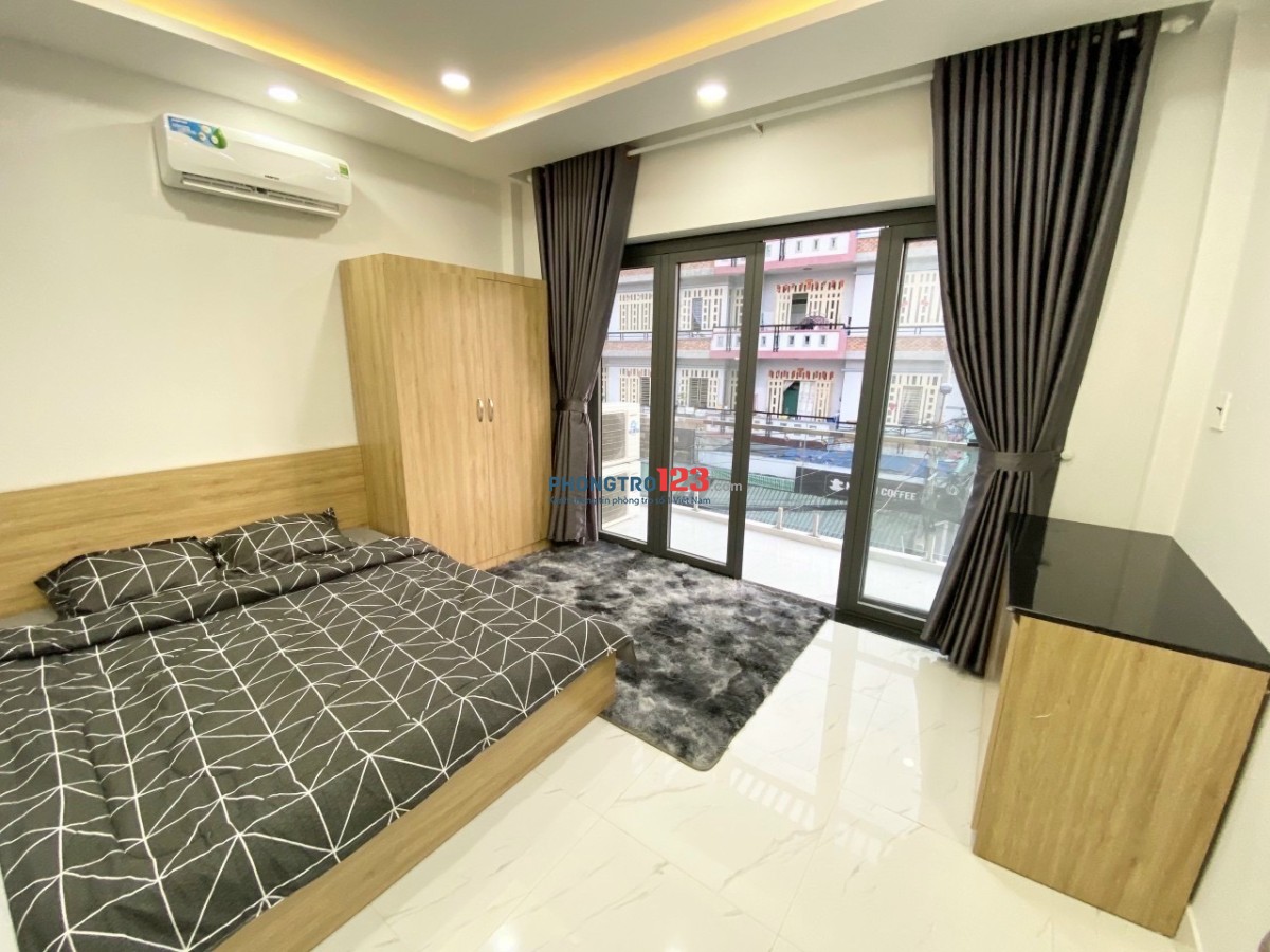 Phòng full nội thất có ban công siêu rộng gần Đại học Văn Hiến