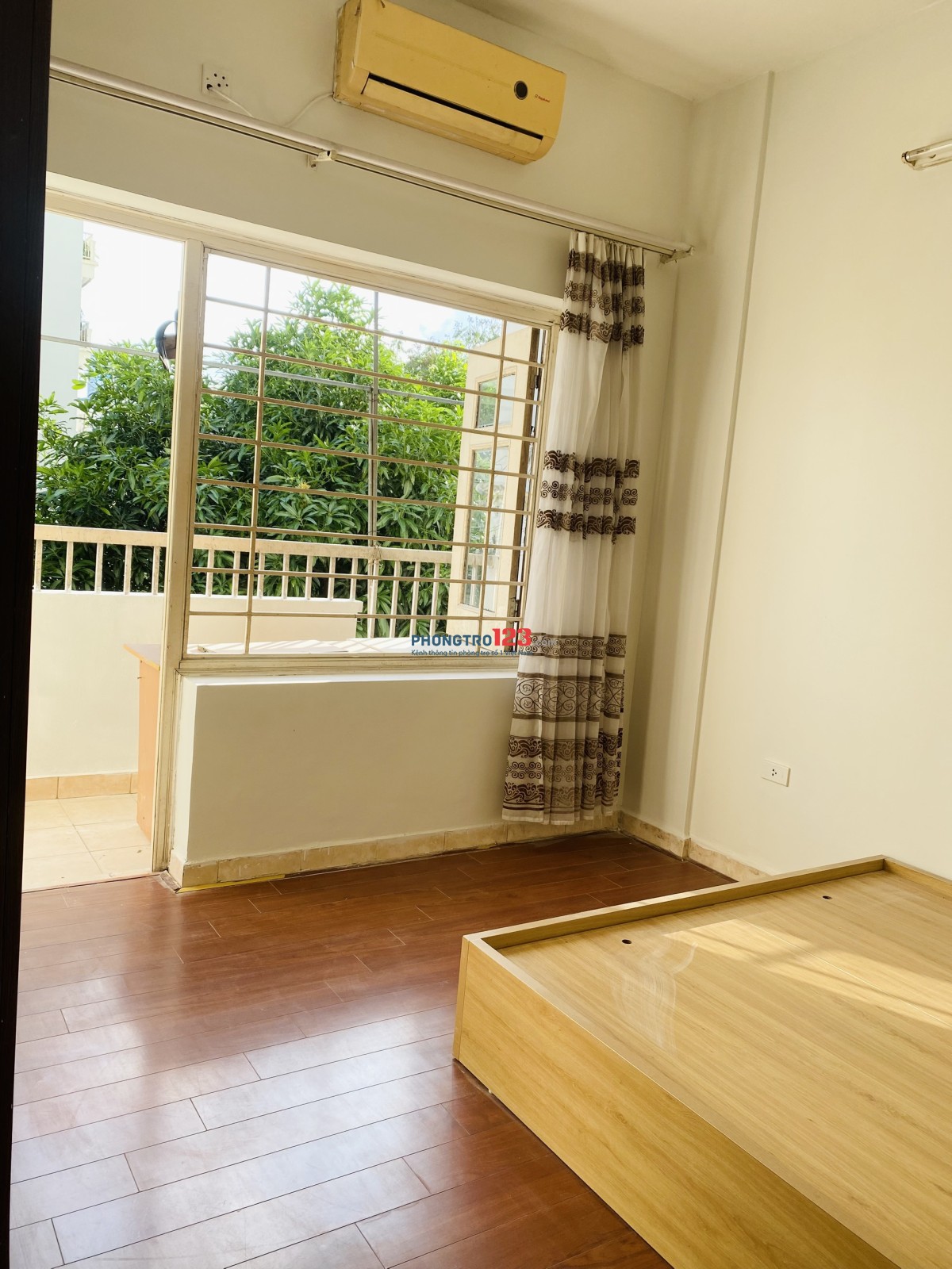 Cần cho thuê căn 404 CT5A KĐT Mễ Trì Hạ 2 Ngủ1 P khách, 1 Bếp, 1 VS đủ đồ, vừa sơn sửa lại sạch đẹp