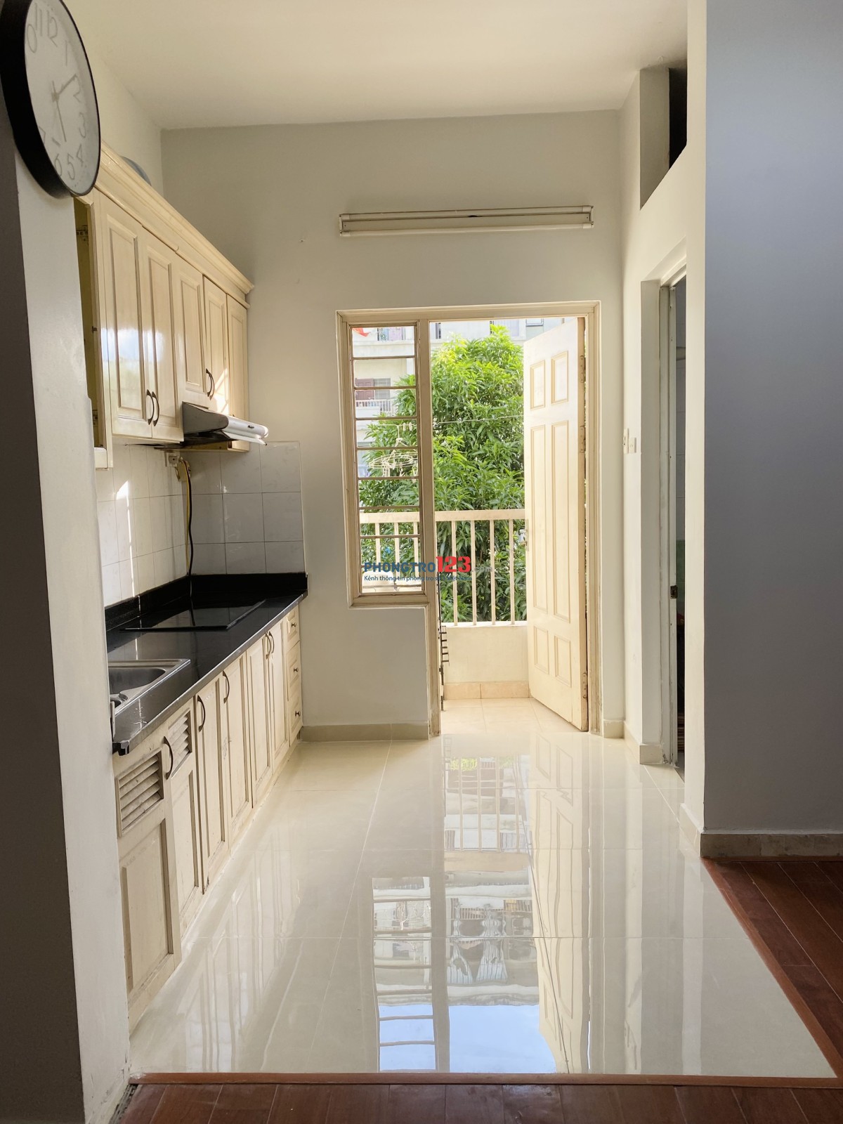 Cần cho thuê căn 404 CT5A KĐT Mễ Trì Hạ 2 Ngủ1 P khách, 1 Bếp, 1 VS đủ đồ, vừa sơn sửa lại sạch đẹp