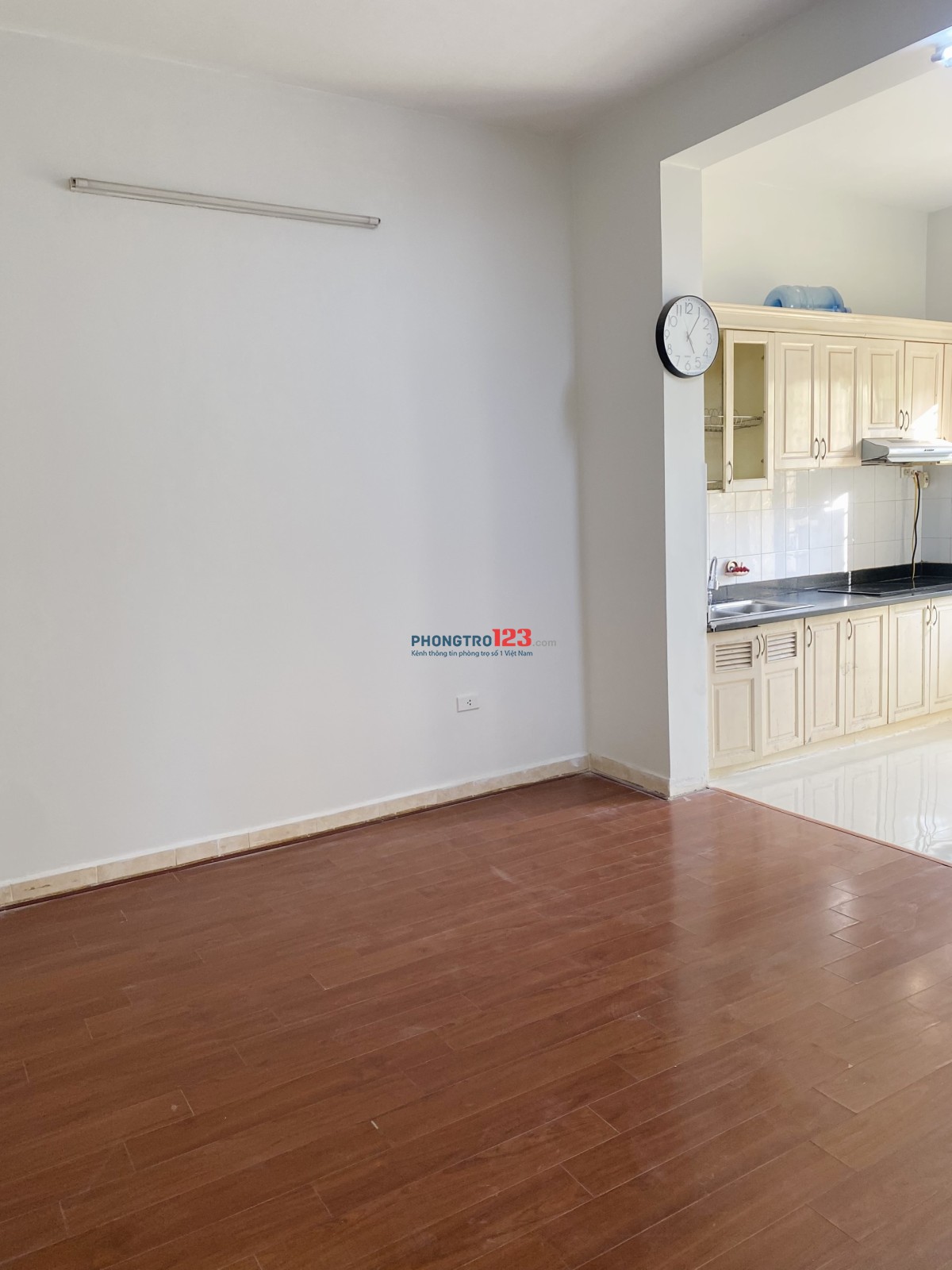 Cần cho thuê căn 404 CT5A KĐT Mễ Trì Hạ 2 Ngủ1 P khách, 1 Bếp, 1 VS đủ đồ, vừa sơn sửa lại sạch đẹp