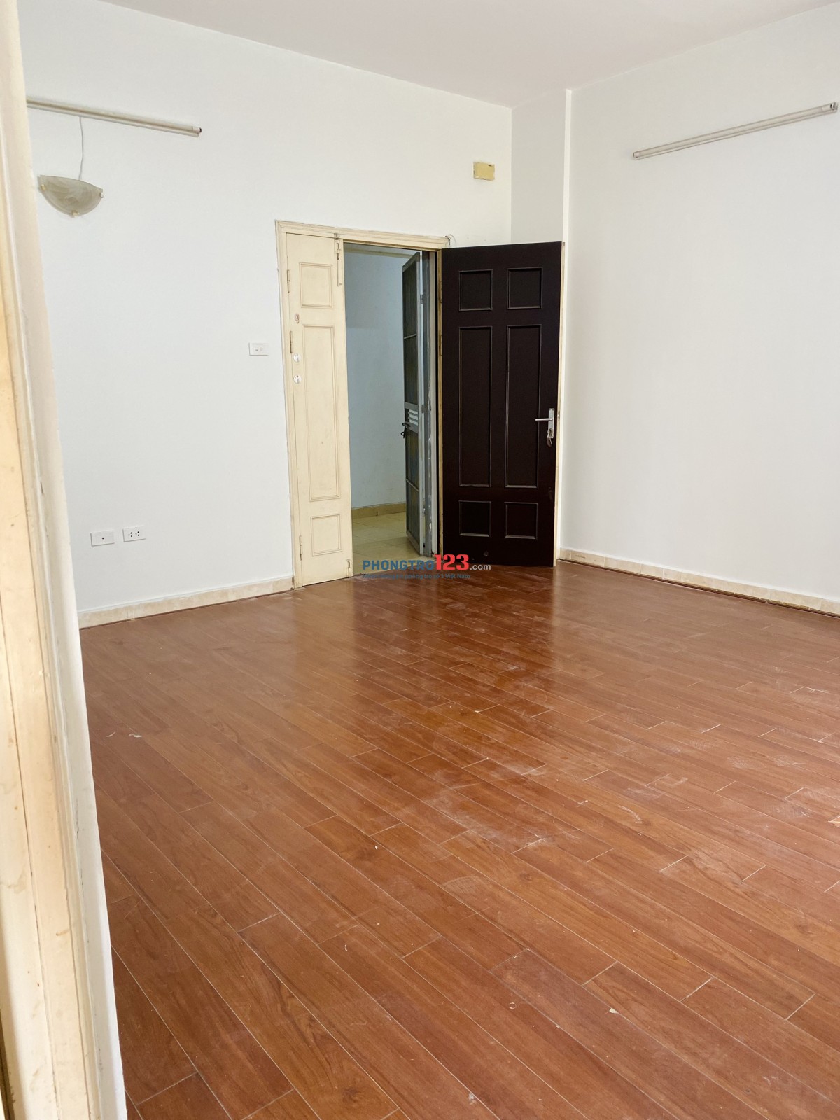 Cần cho thuê căn 404 CT5A KĐT Mễ Trì Hạ 2 Ngủ1 P khách, 1 Bếp, 1 VS đủ đồ, vừa sơn sửa lại sạch đẹp