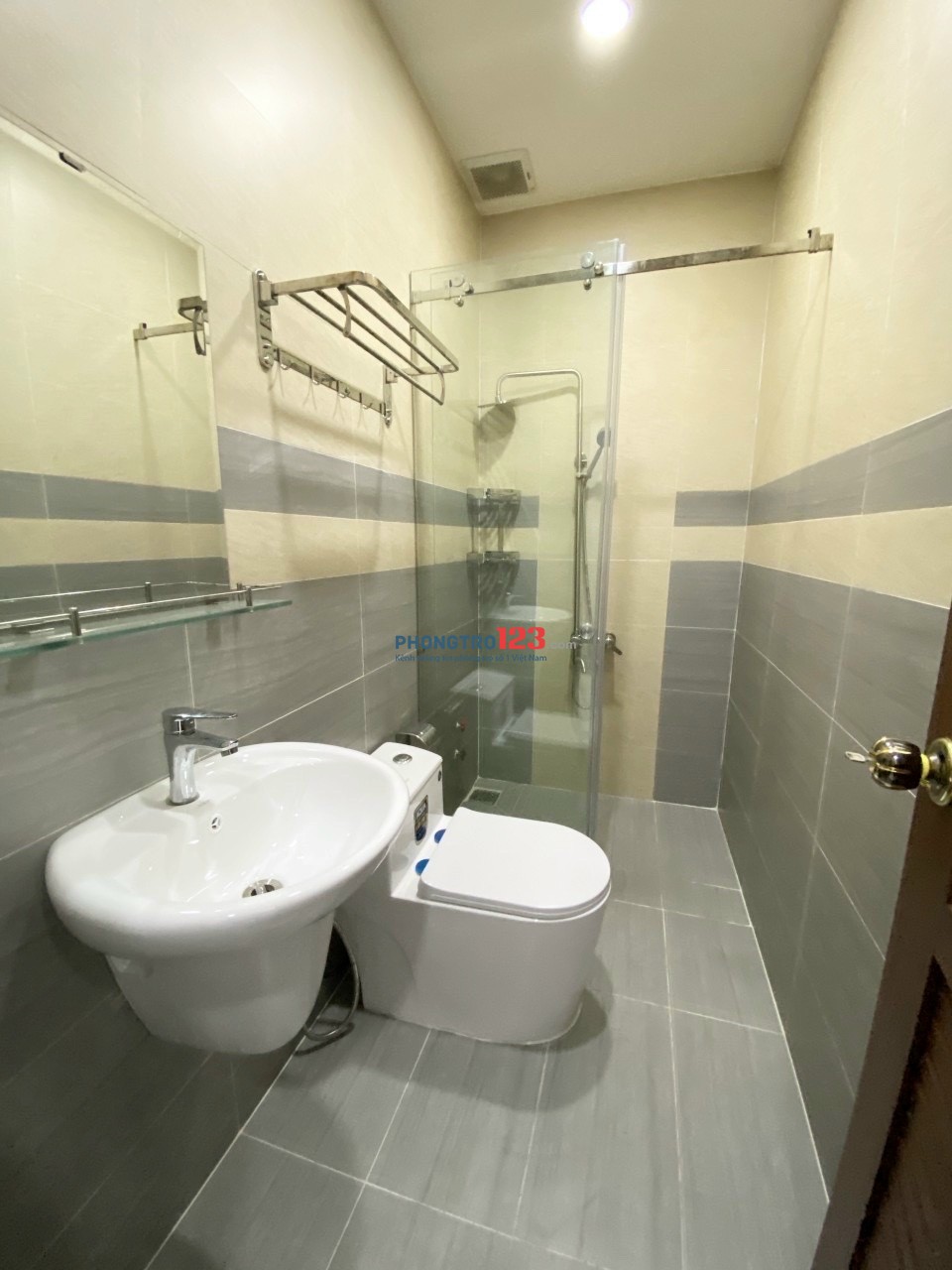 Phòng full nội thất có ban công siêu rộng gần Đại học Văn Hiến