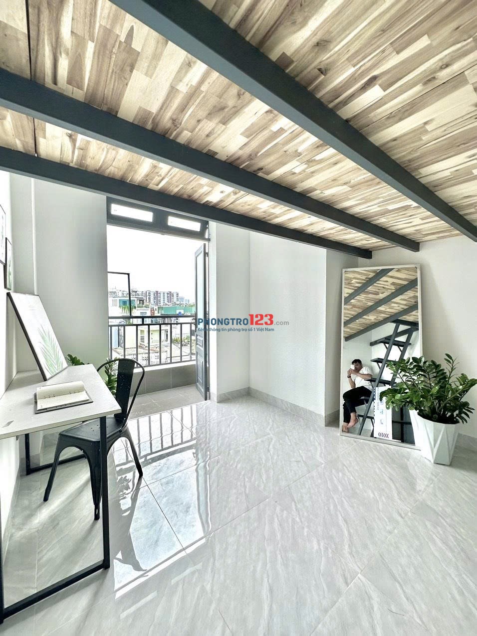 Căn hộ có gác rộng , có ban công mát mẻ và full nội thất gần sân bay , CV gia định , đại học CN