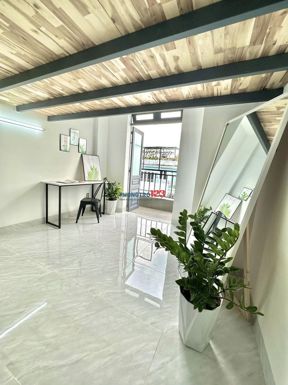 Căn hộ có gác rộng , có ban công mát mẻ và full nội thất gần sân bay , CV gia định , đại học CN