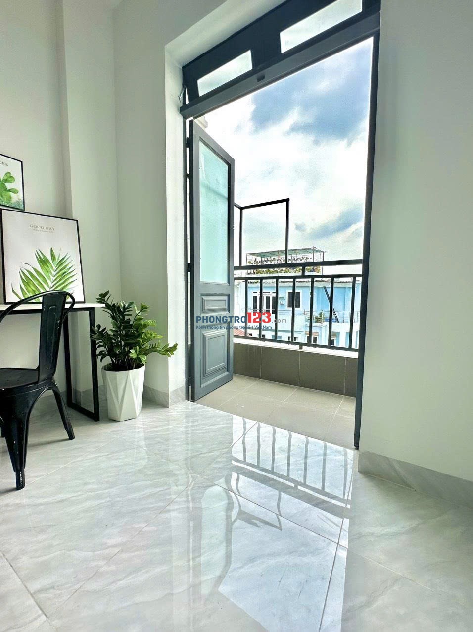 Căn hộ có gác rộng , có ban công mát mẻ và full nội thất gần sân bay , CV gia định , đại học CN