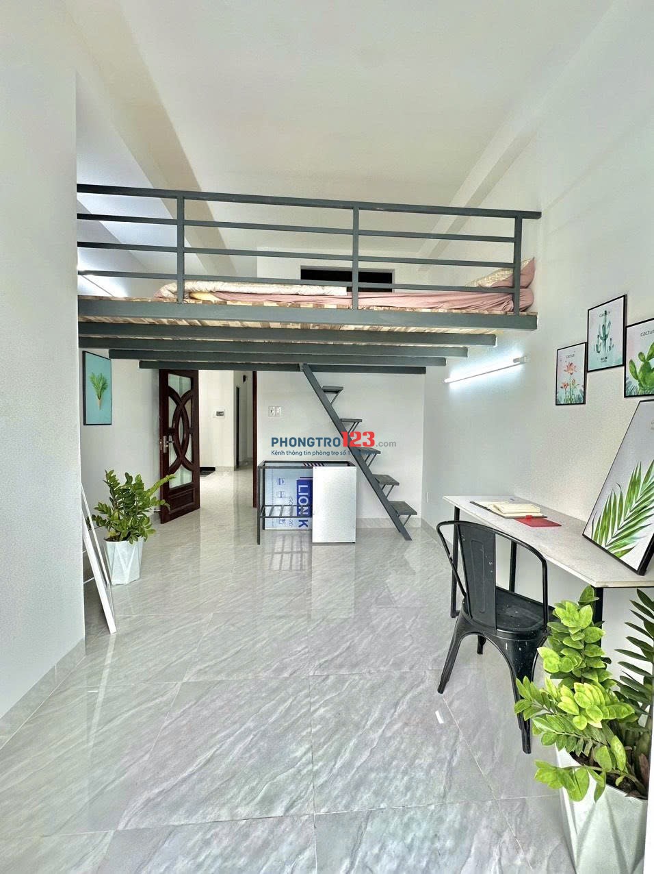 Căn hộ có gác rộng , có ban công mát mẻ và full nội thất gần sân bay , CV gia định , đại học CN