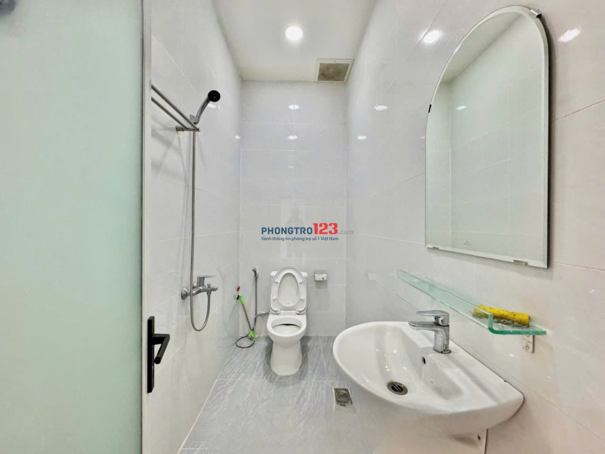 Cho thuê phòng gía rẻ ban công ngay CMT8 quận 10 gần đh kinh tế, bách khoa, huflit