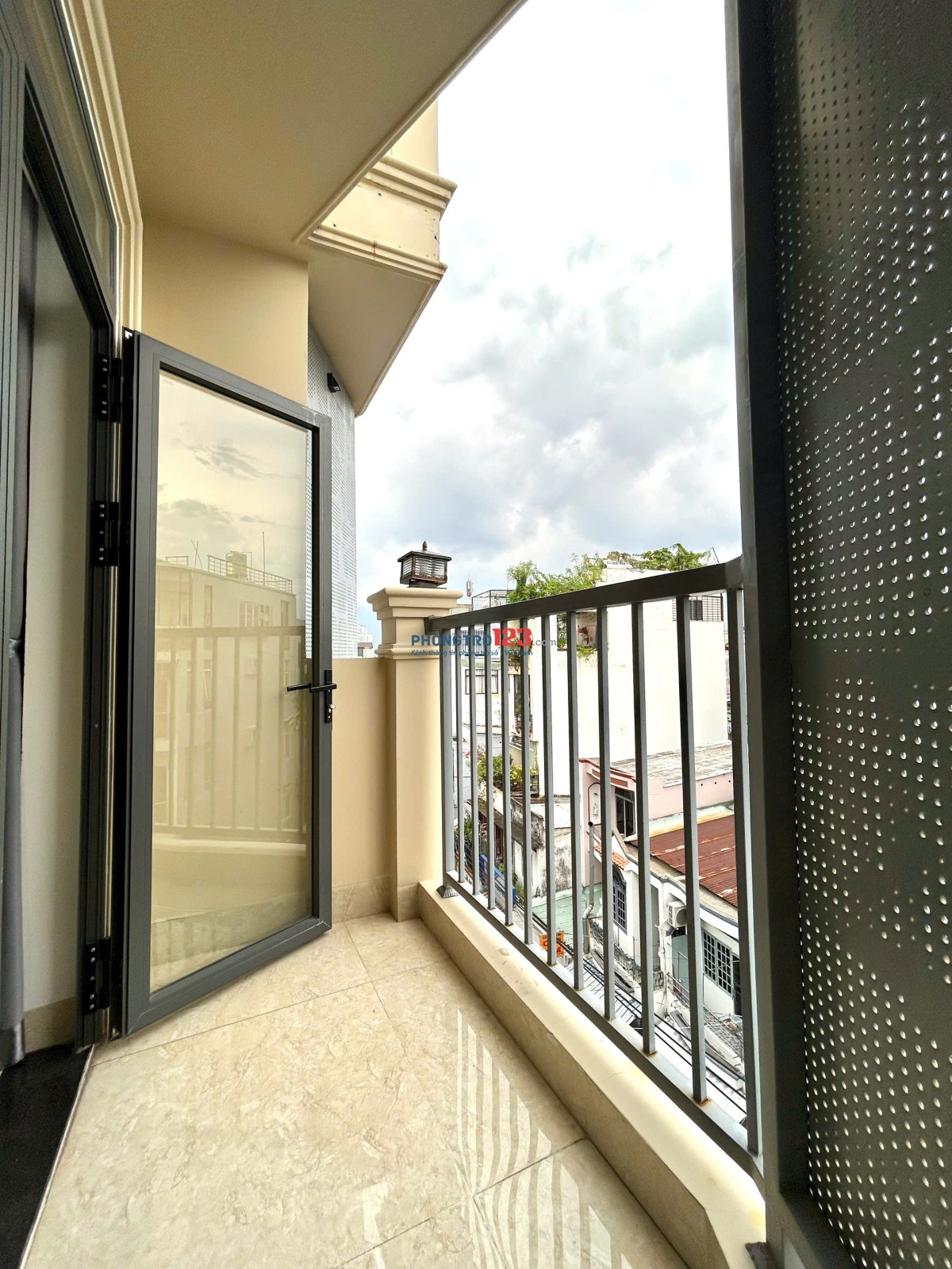Cho thuê căn hộ mặt tiền - thang máy - ban công thoáng - new 100% - gần đại học Văn Lang CS2