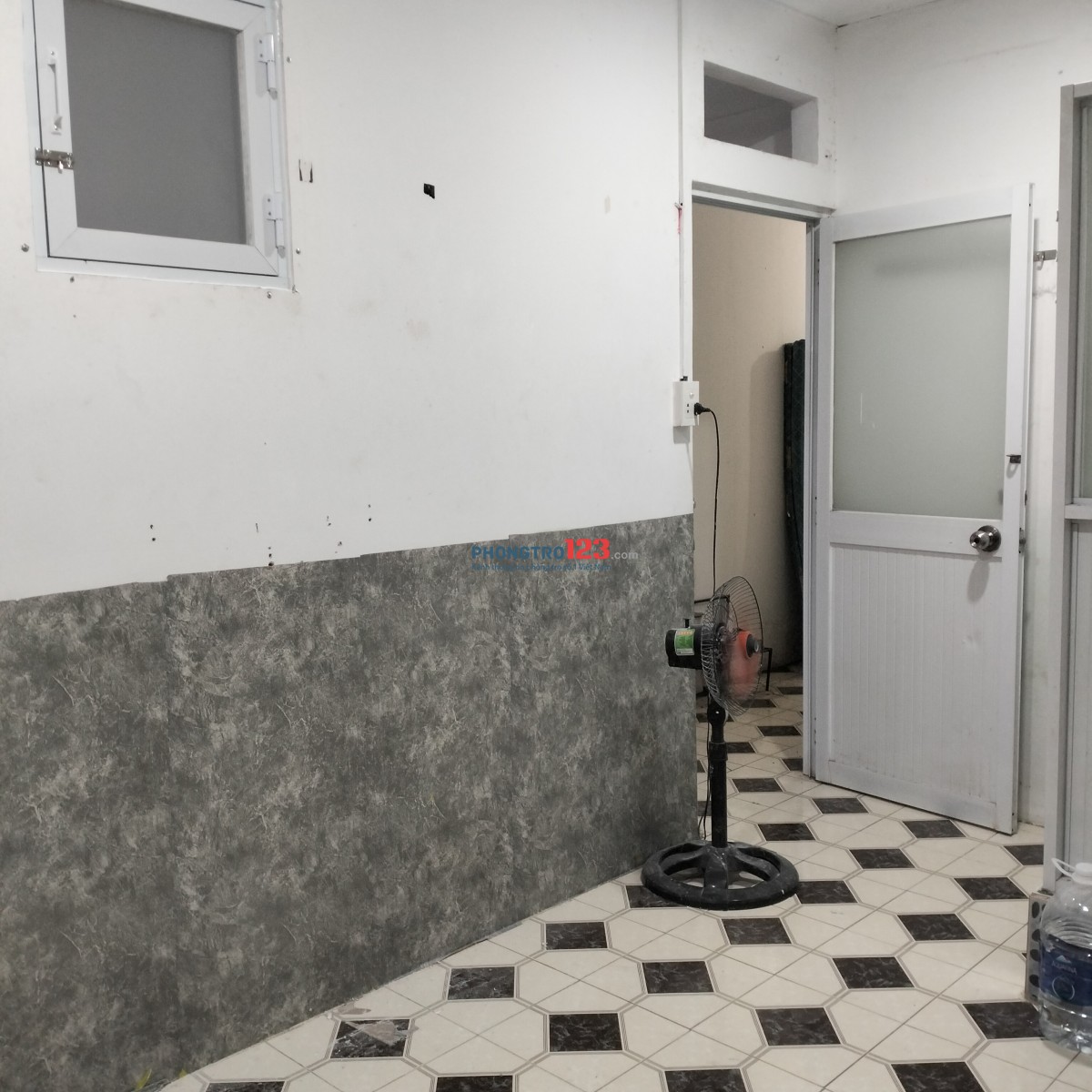 Phòng tầng 1 , có cửa sổ , tolet riêng, nhà ngay mặt tiền đường tiện đi lại và đón xe buýt cho Sv