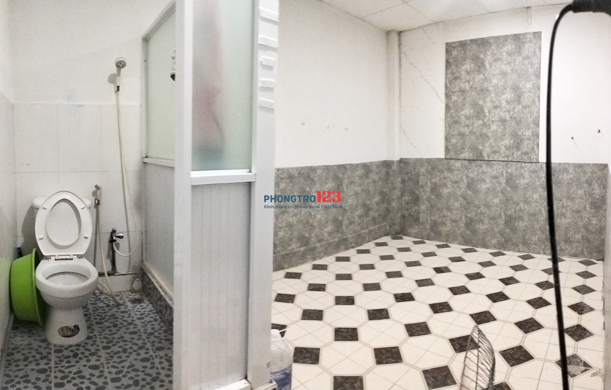 Phòng tầng 1 , có cửa sổ , tolet riêng, nhà ngay mặt tiền đường tiện đi lại và đón xe buýt cho Sv