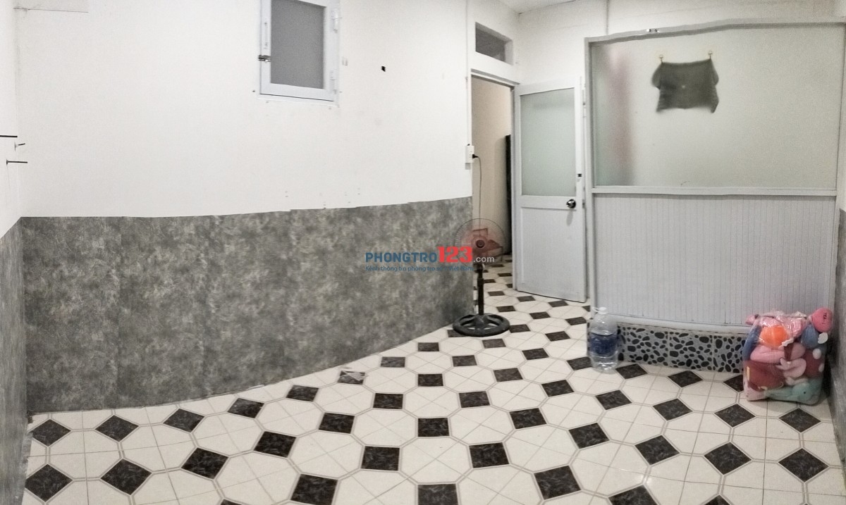 Phòng tầng 1 , có cửa sổ , tolet riêng, nhà ngay mặt tiền đường tiện đi lại và đón xe buýt cho Sv