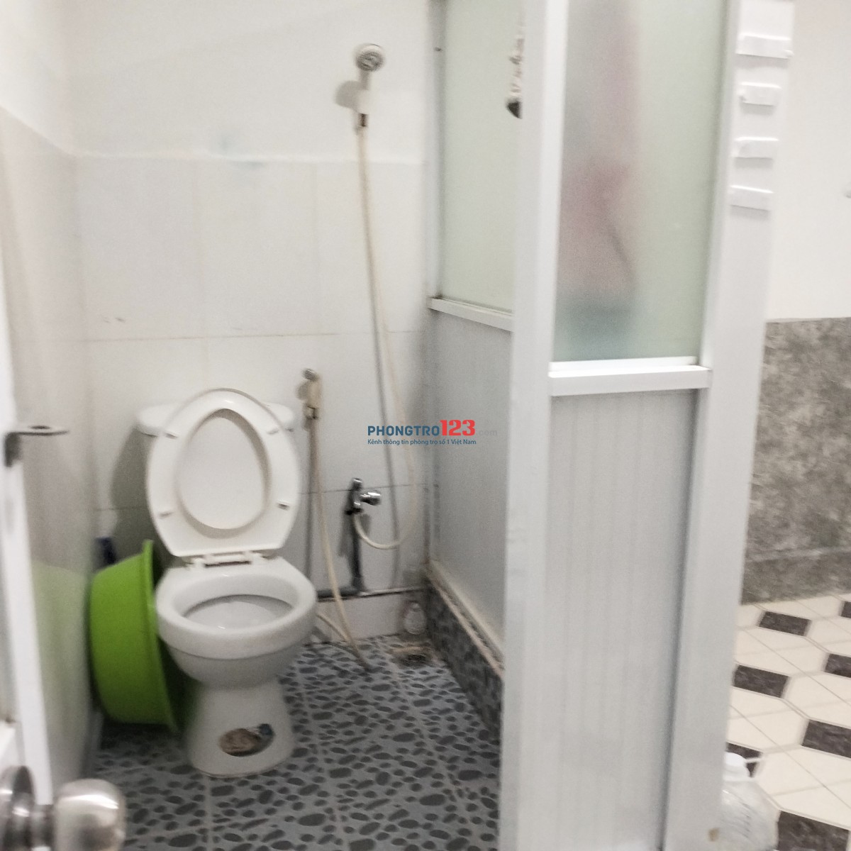 Phòng tầng 1 , có cửa sổ , tolet riêng, nhà ngay mặt tiền đường tiện đi lại và đón xe buýt cho Sv