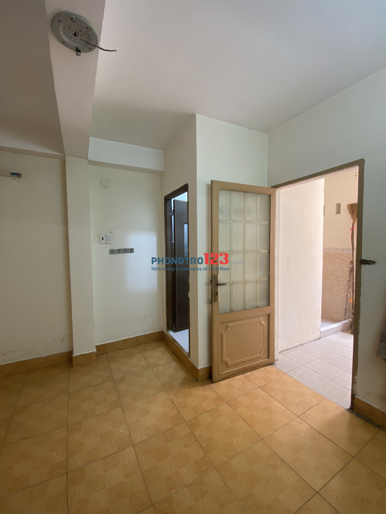Phòng trọ 22m2 sạch đẹp tiện nghi mặt tiền đường Cao Văn Lầu, Quận 6
