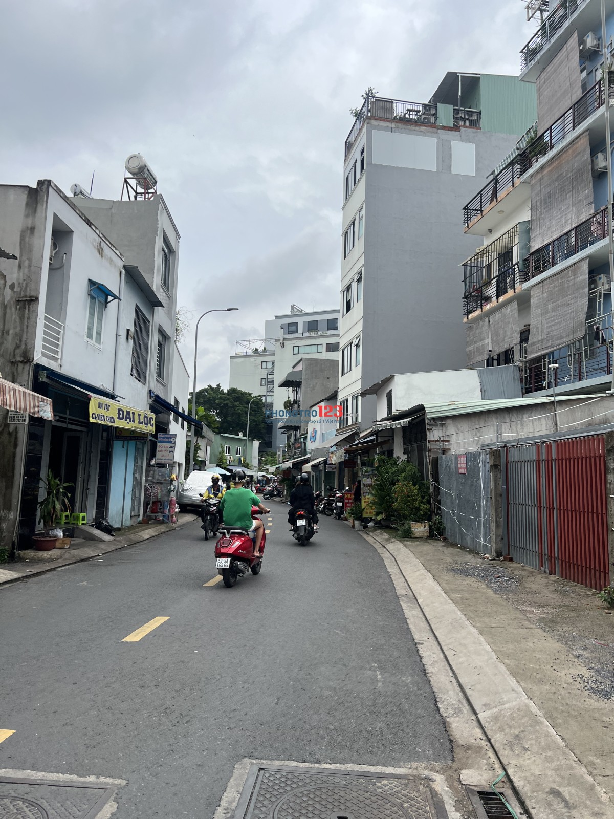 Ký túc xá tự do ngay cổng Văn Lang