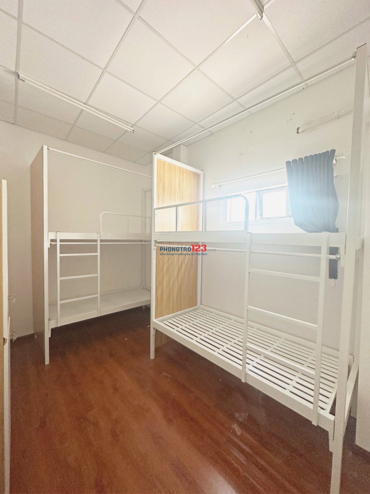 Ký túc xá tự do ngay cổng Văn Lang