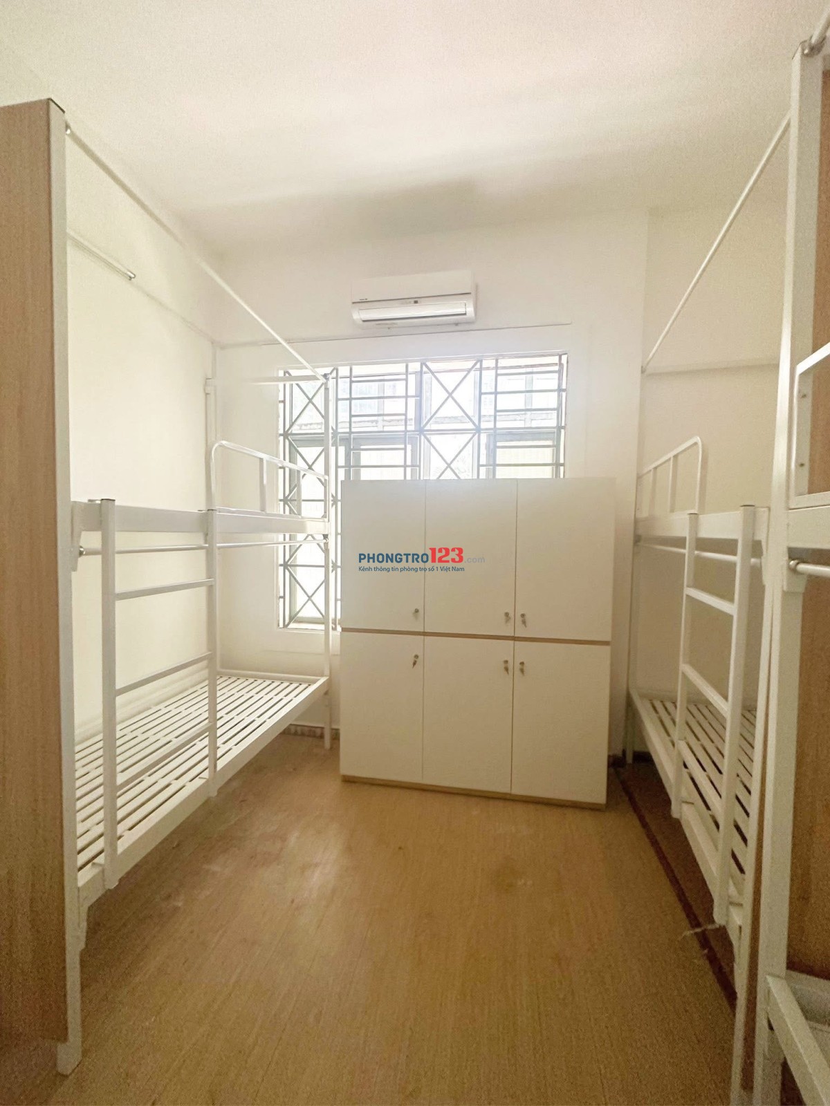Ký túc xá tự do ngay cổng Văn Lang