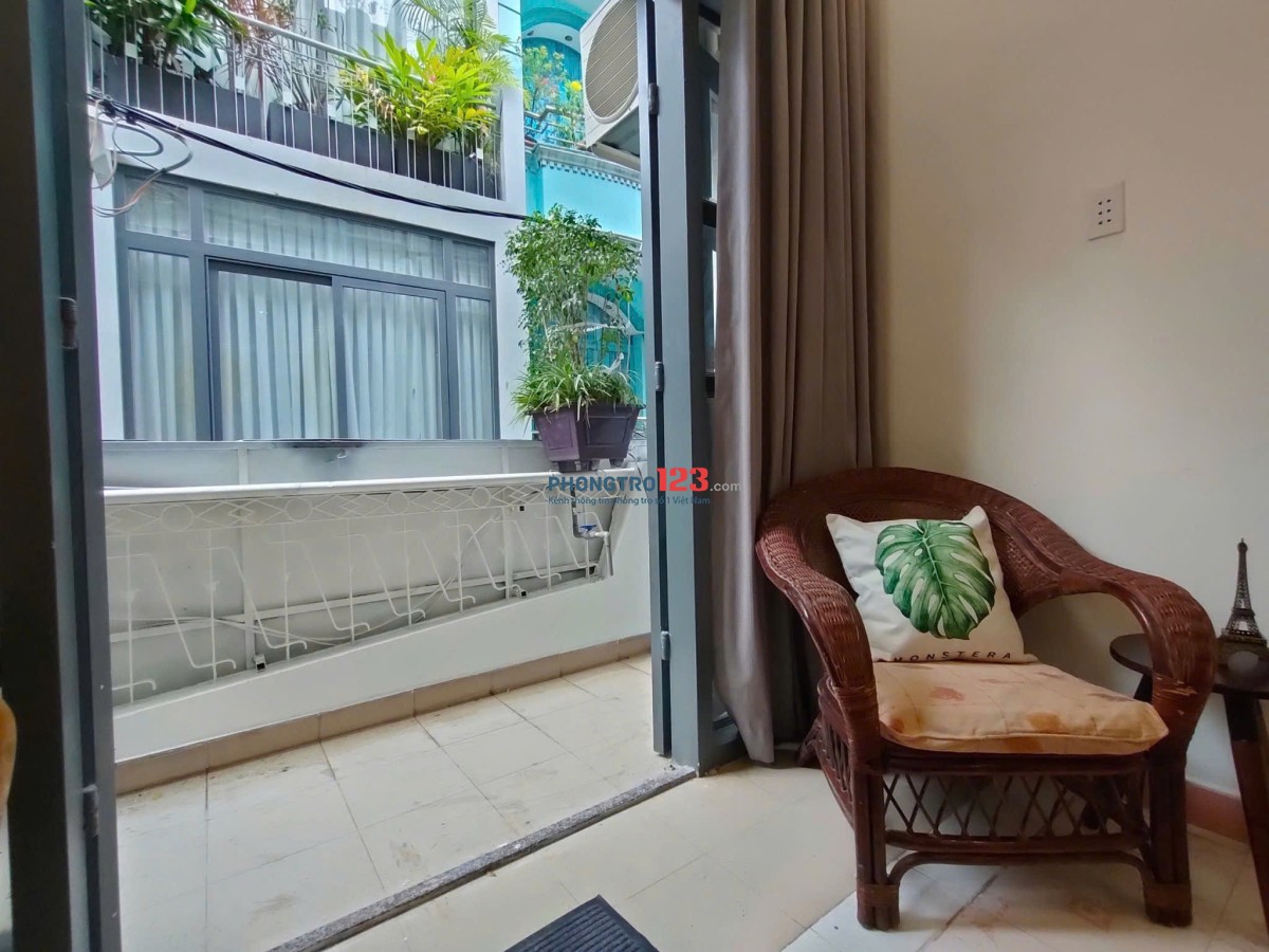 CHO THUÊ PHÒNG TRỌ SIÊU RỘNG 30M2 BAN CÔNG NGAY CHỢ BÀN CỜ, VƯỜN CHUỐI, VÒNG XOAY DÂN CHỦ,BV DA LIỄU