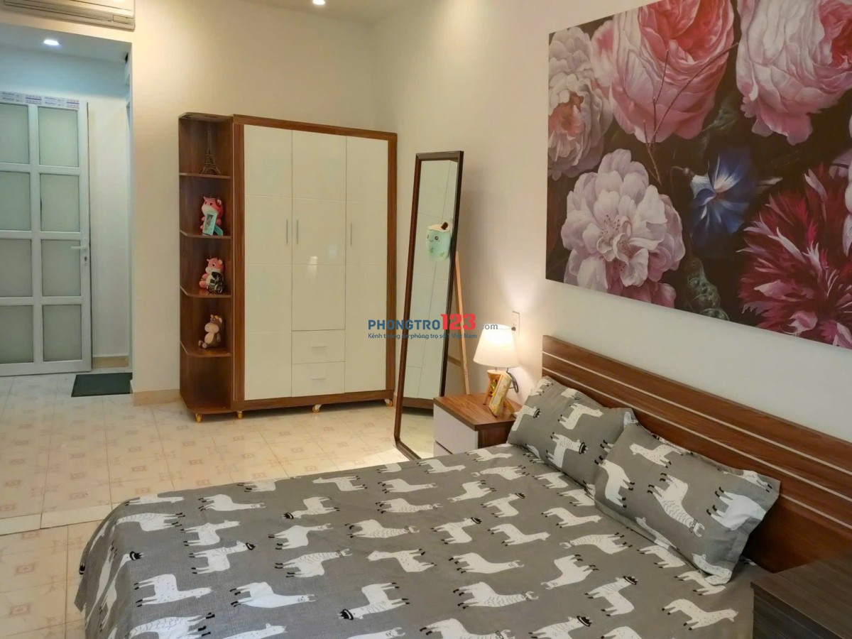 CHO THUÊ PHÒNG TRỌ SIÊU RỘNG 30M2 BAN CÔNG NGAY CHỢ BÀN CỜ, VƯỜN CHUỐI, VÒNG XOAY DÂN CHỦ,BV DA LIỄU