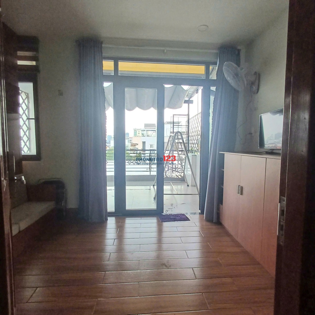 Căn Hộ 1PN Tách Bếp , Ban Công 40m2. Có Dọn Phòng, Thang Máy, Máy Giặt Riêng, Nơ Trang Long