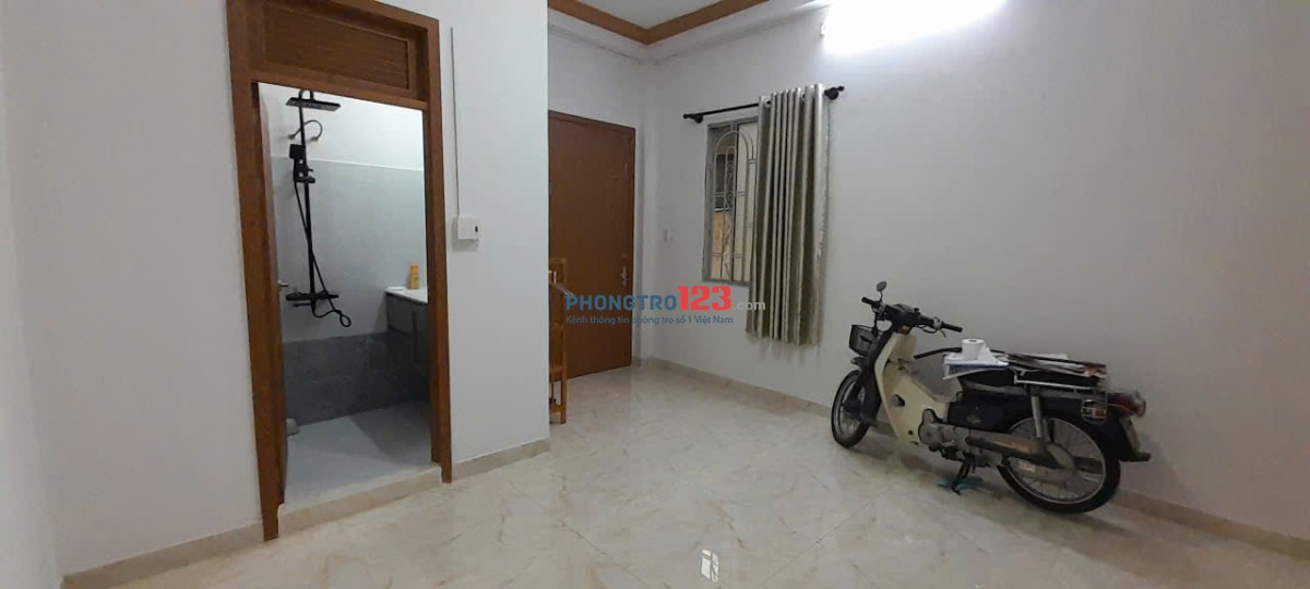Chính chủ cho thuê nhà ngay trung tâm Q3, phòng mới thoáng có cửa sổ, giếng trời
