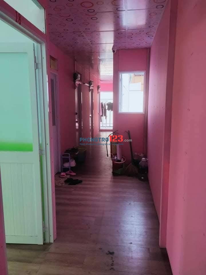 Phòng có tolet riêng, cửa sổ trời, giờ tự do chìa khoá riêng, có sân để xe trong nhà. Free 1xe