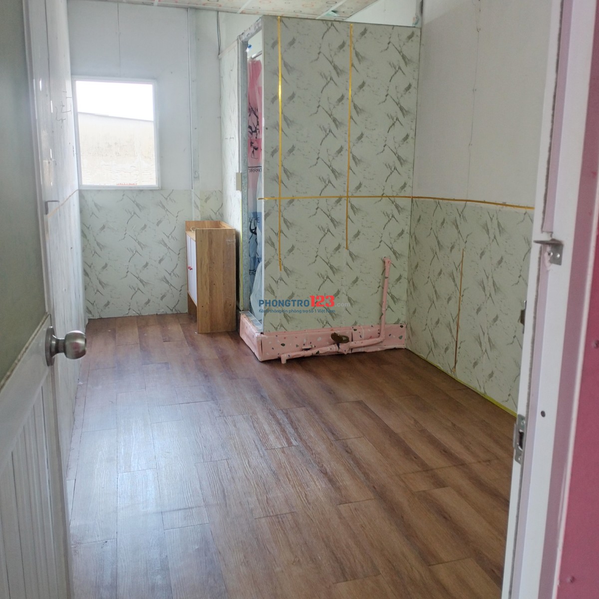 Phòng có tolet riêng, cửa sổ trời, giờ tự do chìa khoá riêng, có sân để xe trong nhà. Free 1xe