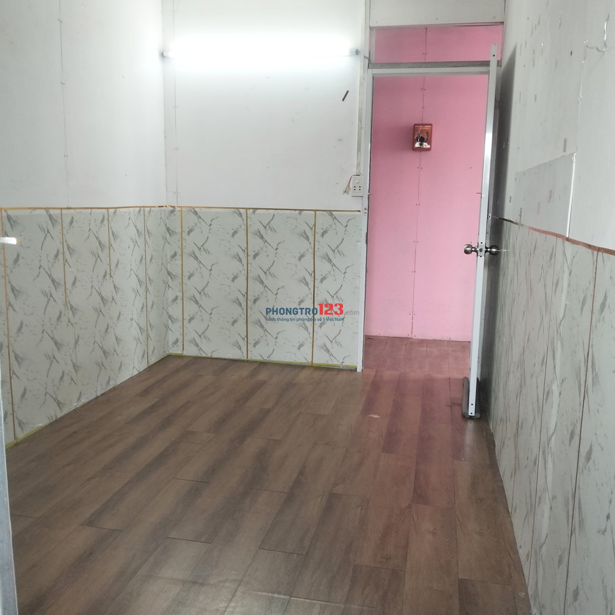 Phòng có tolet riêng, cửa sổ trời, giờ tự do chìa khoá riêng, có sân để xe trong nhà. Free 1xe