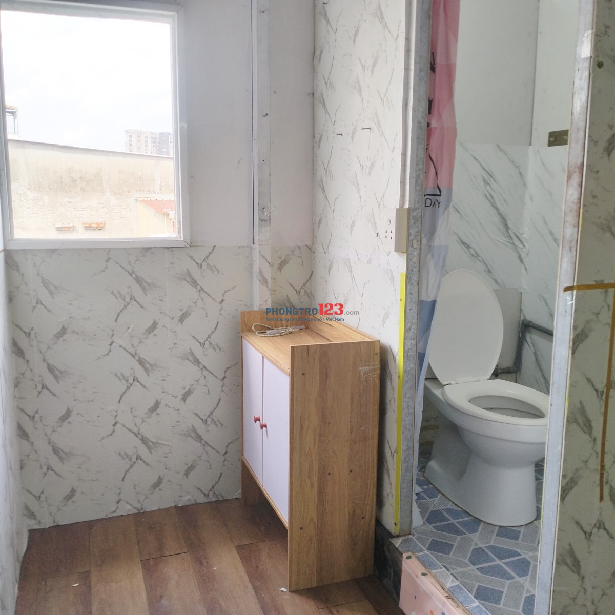 Phòng có tolet riêng, cửa sổ trời, giờ tự do chìa khoá riêng, có sân để xe trong nhà. Free 1xe