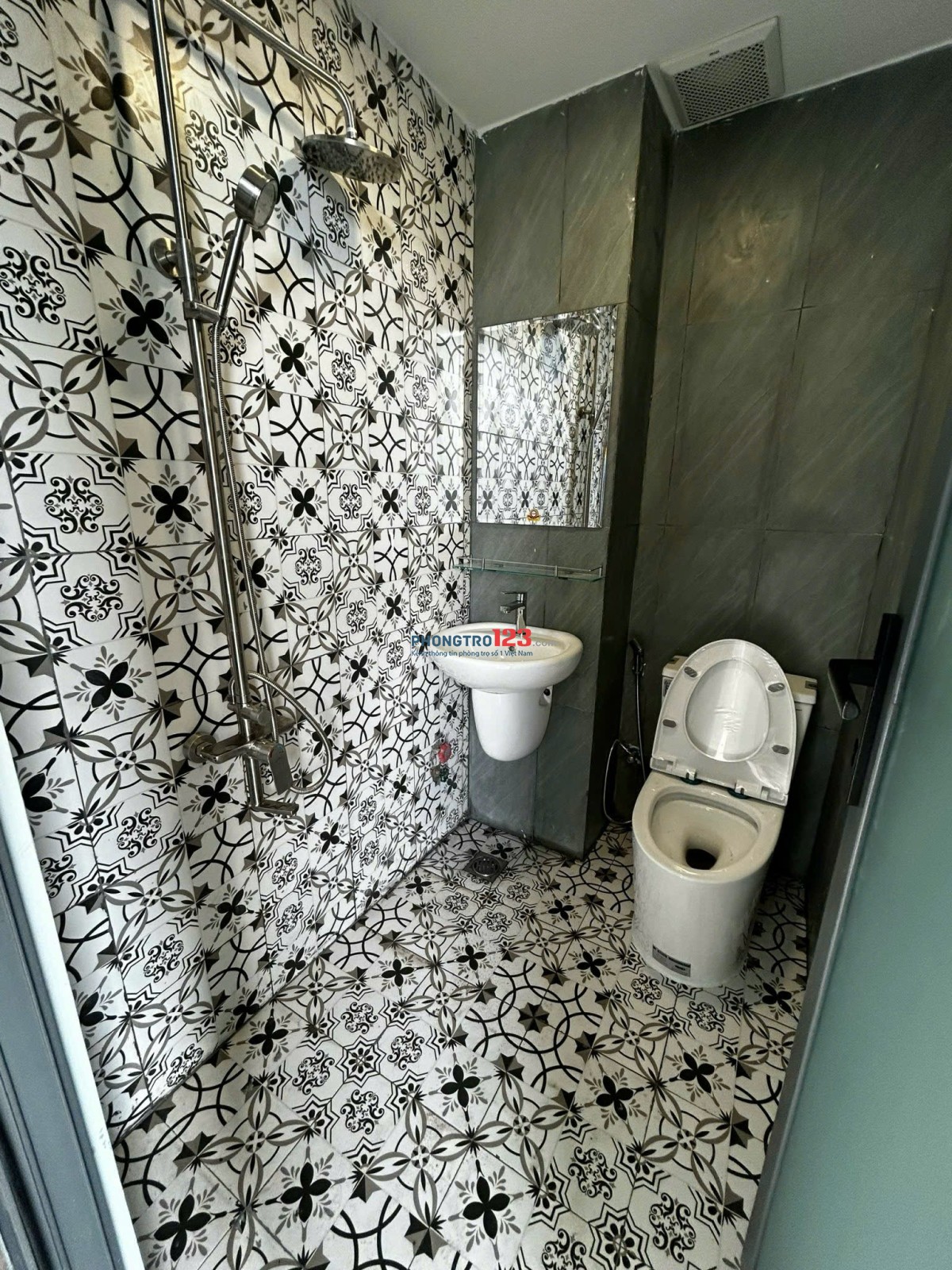 Căn hộ Full nội thất cửa sổ ban công thoáng mát gần Sân bay , Khu công nghiệ Tân Bình