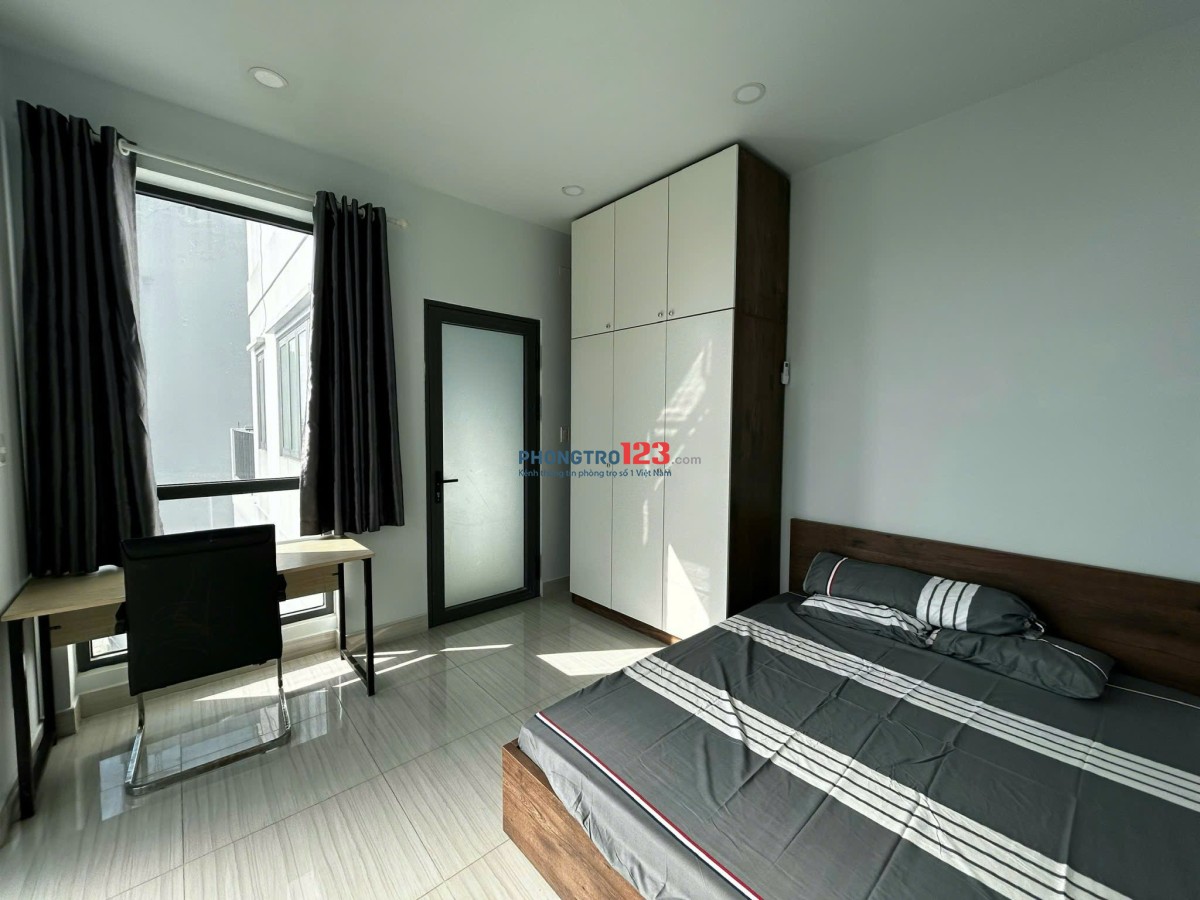 Căn hộ Full nội thất cửa sổ ban công thoáng mát gần Sân bay , Khu công nghiệ Tân Bình