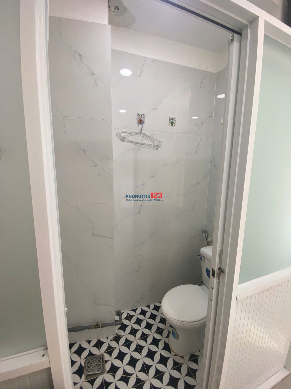 Mình cần pass phòng ạ. Hợp đồng kết thúc 11/2025, nếu ở lâu dài có thể gia hạn lại ạ.