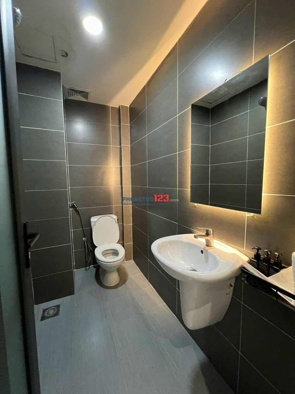 Chung cư Carillon 5, Luỹ Bán Bích, TP: 2p ngủ, 2wc, nội thất mới 12tr/th