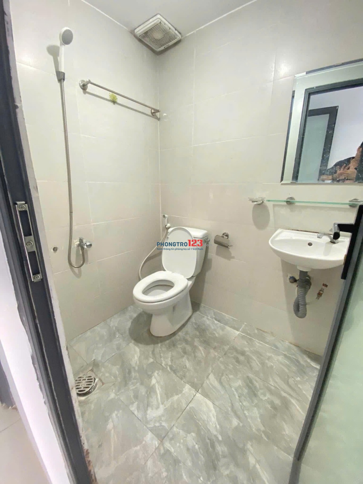 CHO THUÊ PHÒNG 34m2 CÓ CỬA SỔ VÀ BAN CÔNG LỚN Ở BÌNH THẠNH ĐỐI DIỆN ĐẠI HỌC VĂN LANG