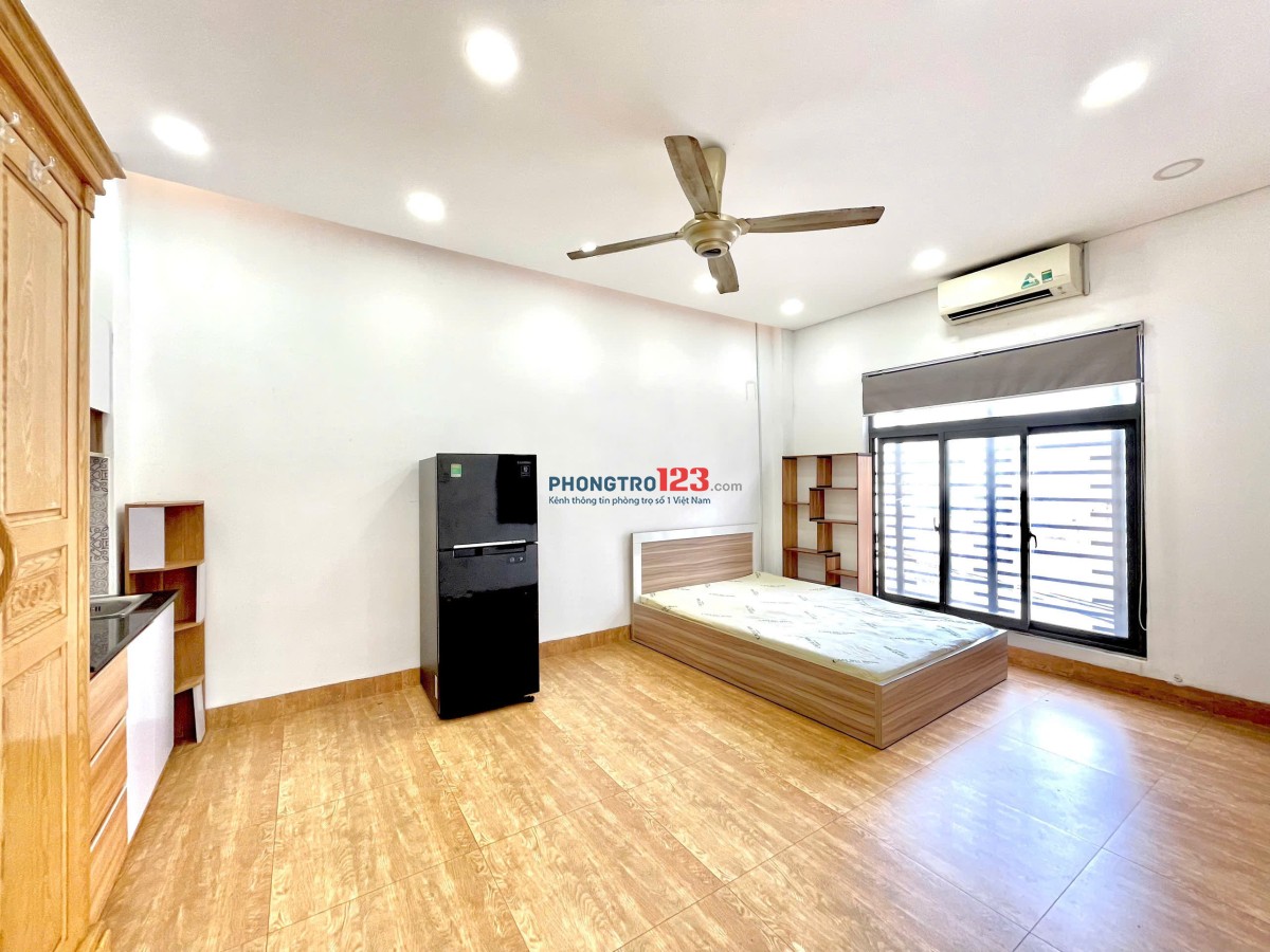 Studio cửa sổ lớn full nội thất gần sân bay Tân Sơn Nhất