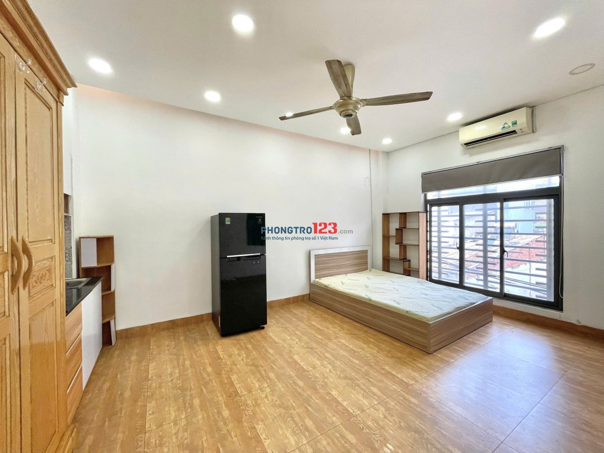 Studio cửa sổ lớn full nội thất gần sân bay Tân Sơn Nhất