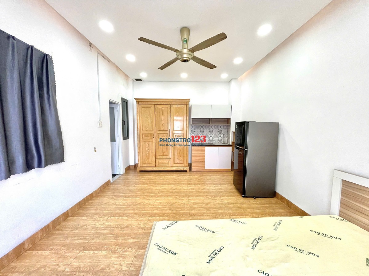 Studio cửa sổ lớn full nội thất gần sân bay Tân Sơn Nhất