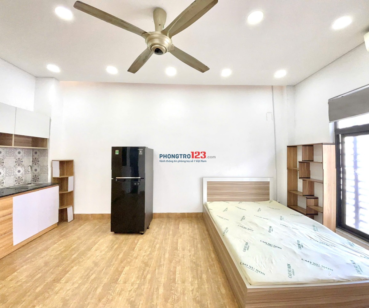 Studio cửa sổ lớn full nội thất gần sân bay Tân Sơn Nhất