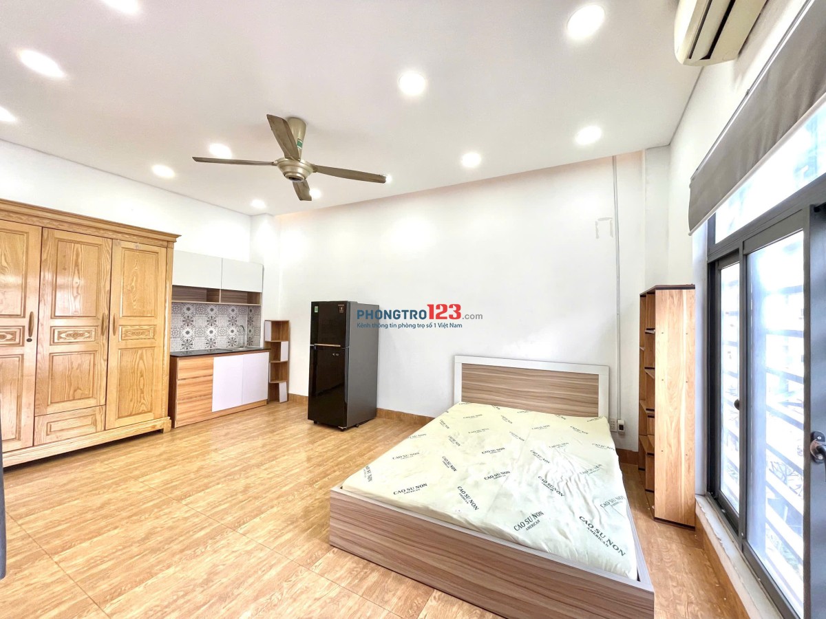 Studio cửa sổ lớn full nội thất gần sân bay Tân Sơn Nhất